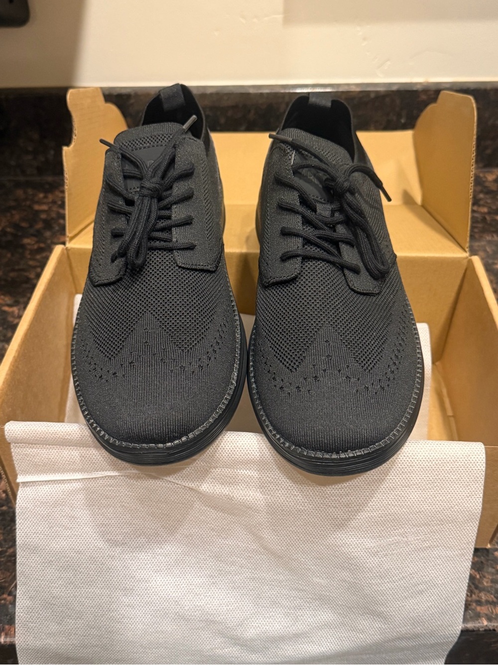 Men's Classic Knit Lace-Up Shoes in Black. Size 43. New in box